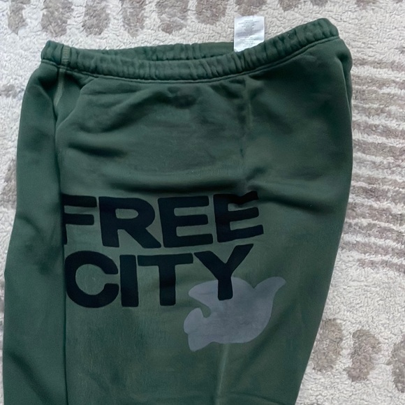 Pants - free city sweatpants green